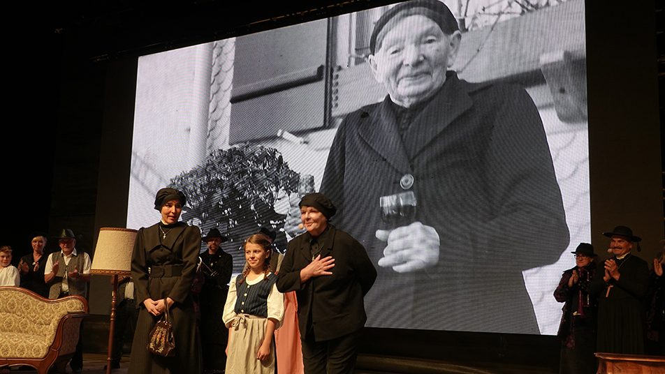 Viermal Klara: Rebecca Heierli, Nina Matter und Daniela Breu (von links) vor einer historischen Fotografie des (Dorf-)Originals.  (Bilder: Rolf Rechsteiner)