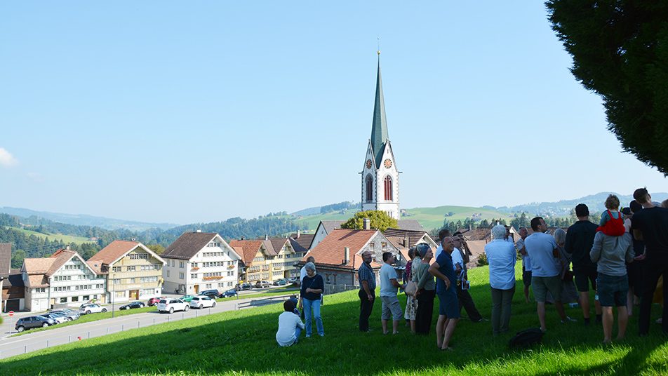 Von der Anhöhe aus ist die beispielhafte Siedlungsstruktur des Dorfes Hundwil gut zu lesen.  (Bilder: monica Dörig)