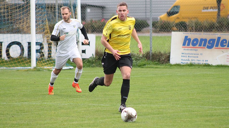 Szenen aus der samstäglichen Partie des FC Heiden (gelb) gegen Au-Berneck.  (Bilder: zVg/FCH)