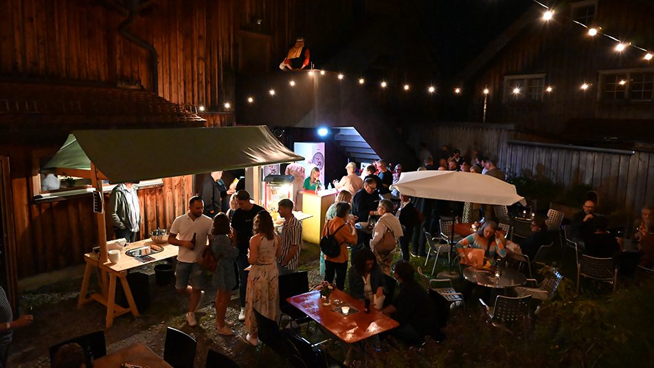 Die lauen Sommerabende lockten an die Freiluft-Bar vor der Kunsthalle Appenzell.  (Bilder: Tommaso Manzin)