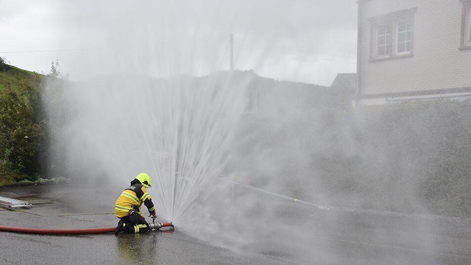 Die «Schutzwand» aus Wasser verhinderte das Übergreifen des Feuers auf benachbartes Gebäude.