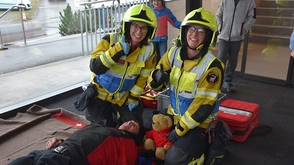 Glücklicherweise nur leicht verletzt. Feuerwehrfrauen und Samariterinnen Andrea Koch und Corina Fässler.