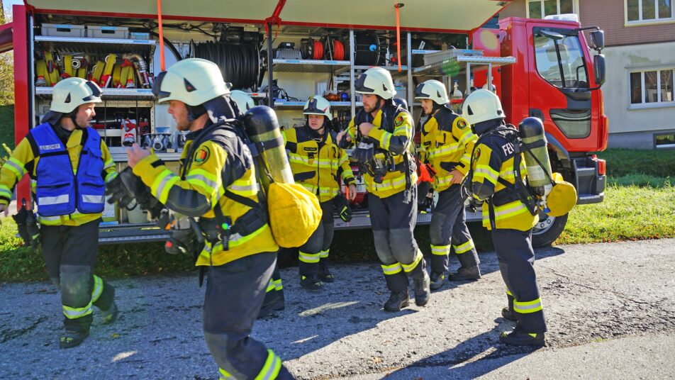 Schon zehn Minuten nach dem eingegangenen Alarm war der erste Atemschutztrupp der Feuerwehr Gonten bereit für seinen Einsatz. (Bilder: Clemens Fässler)