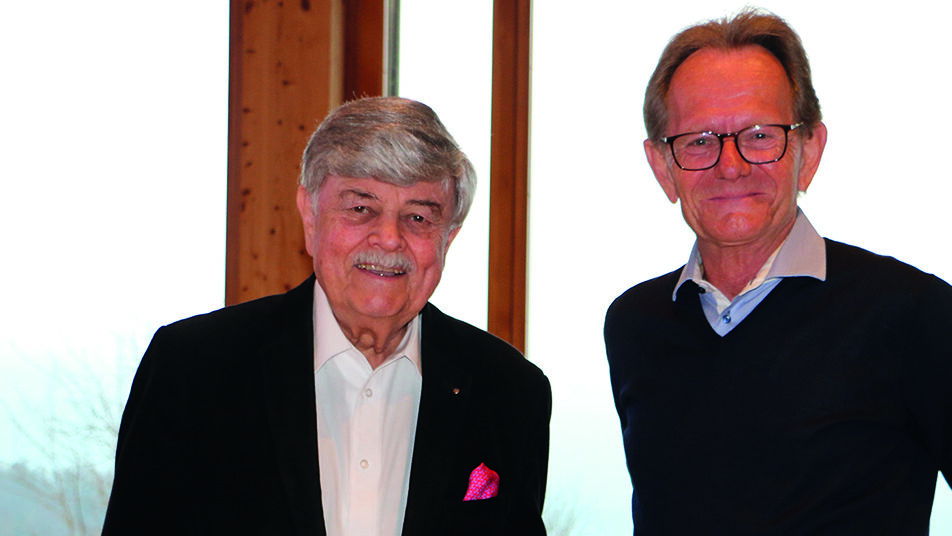 Alex Rohner (rechts) bedankt sich bei Werner Meier (links) für 10 Jahre Vorstandsarbeit. (Bild: zVg)