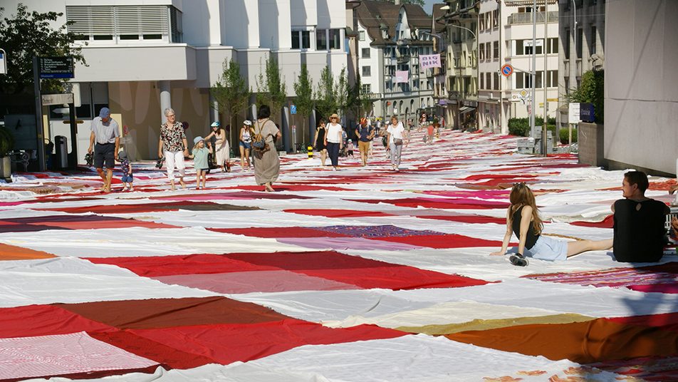 Impressionen von «Bignik» mit den rot-weissen Tüchern im Dorfkern von Herisau.  (Bilder: Werner Grüninger)