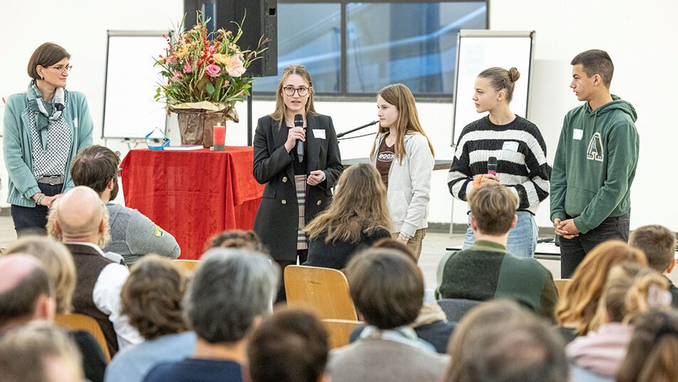 Andrea Galli und die vier Herisauer Jugendlichen in den Räumlichkeiten der Messe Luzern.  (Bilder: zVg/éducation21/Monika Flückiger)