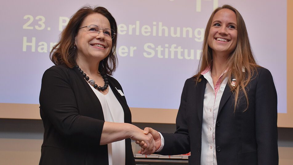 Rita Kieber-Beck gratuliert der Berufstrainerin Sabrina Böni Keller zum Förderpreis.  (Bild: zVg)