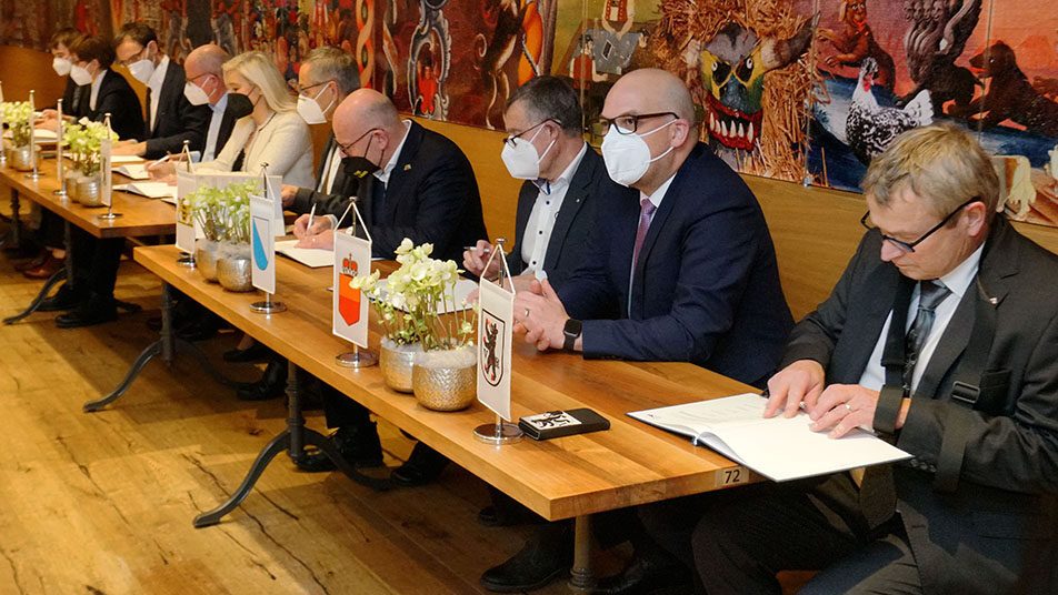 Unterzeichnung der Gipfelerklärung durch die IBK-Regierungschef (ganz rechts: IBK-Vorsitzender 2022 Regierungsrat Alfred Stricker).