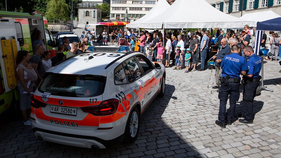 Interessierte Besucher bei der Kantonspolizei Appenzell Ausserrhoden in Trogen. (Bilder: zVg)