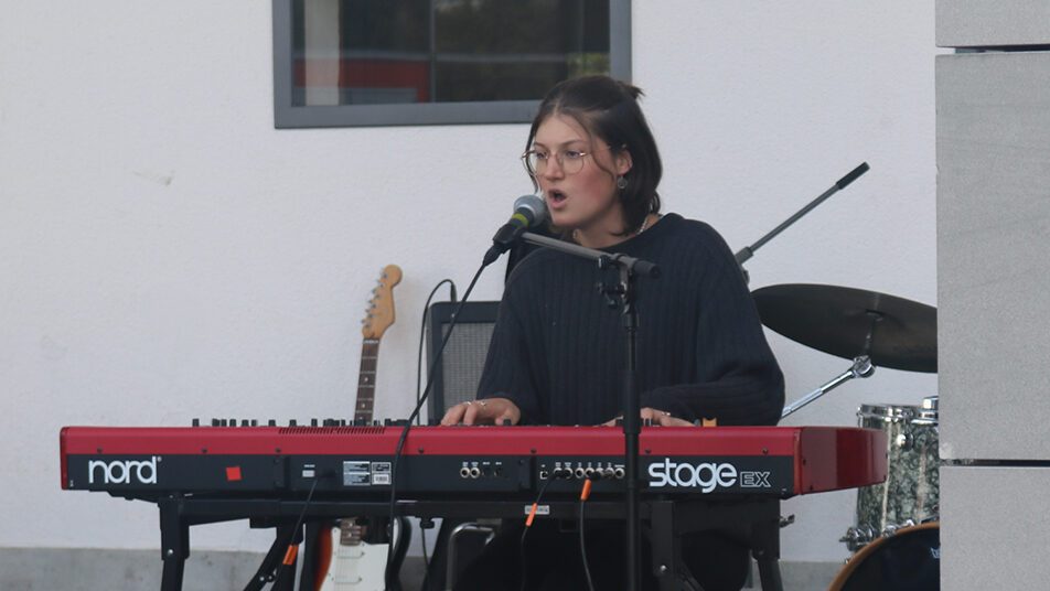 Mira Frischknecht performte den von ihr getexteten und komponierten «grundsätzlich allgemein kritischen» Song stimmgewaltig sich selber am e-piano begleitend. 