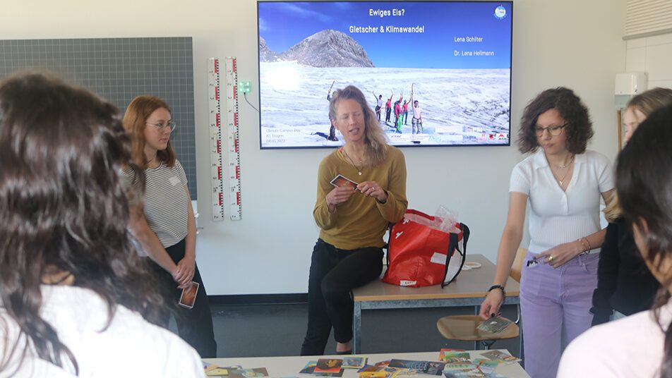 «Girls on Ice»: Lena Schlitler (links) verfolgt wie Georgrafin Dr. Lena Hellmann (mitte) mit Karten die Lernenden  in das Thema «Gletscher im Klimawandel» einführt. 