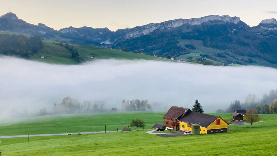 Unsere Leserin Lydia Mittelholzer hat von der Oberen Hirschbergstrasse aus die herbstliche Morgenstimmung – typischerweise mit einem Nebelstreifen – festgehalten.