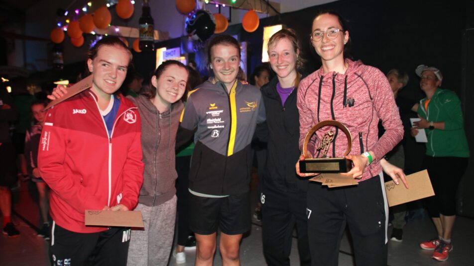 «emol mischle bitte» gewannen den Unihockeycup in der Kategorie Damen. (Bilder: Giada Ecca und Manuel Rohner)