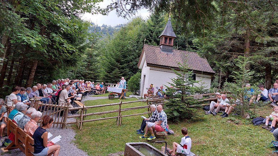 Der «Augschthäligtag» wurde bei der idyllisch gelegenen Kapelle Maria Hilf auf Neuenalp gefeiert.  (Bilder: Angela Haldimann)