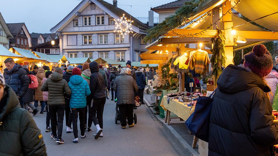 Weihnachtliche Marktstimmung auf dem Postplatz in Appenzell.   (Bilder: Monika Schmid)