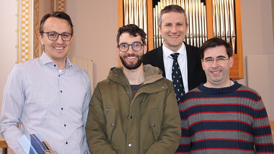Der zurückgetretene Kirchenvorsteher Marco Seydel (links), sein Nachfolger Michael Eugster, Pfarrer Mike Lotz und Albert Kölbener, der zum neuen Synodenmitglied gewählt wurde.                          (Bild: Vreni Peterer)