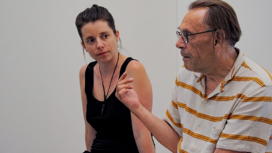 Roswitha Gobbo bei einem Gespräch mit Roland Scotti, Stiftungsrat der Innerrhoder Kunststiftung, im vergangenen Jahr. (Bild: Archiv app24 / Tommaso Manzin) 