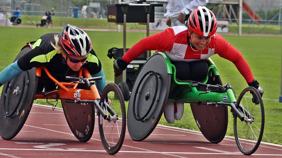 Die Karriere begann Sandra Graf (rechts) als Rollstuhl-Leichtathletin.