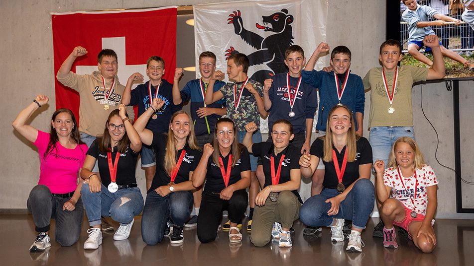 Die «medaillengeschmückten» Seilzieherinnen und Schülermannschaften wurden für ihre Leistungen an der Seilzieh-WM in Sursee gefeiert.  (Bilder: Monika Schmid)