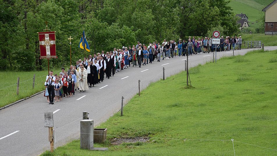 Die Gläubigen aus Brülisau auf dem Weg zum Kreuz am Berg. (Bilder: Eveline Schiegg)