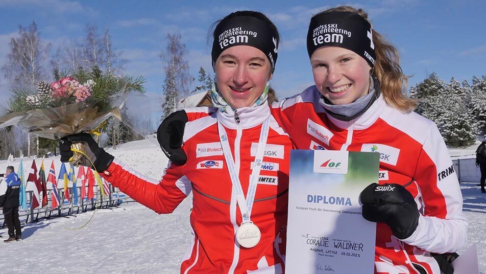 Nesa Schiller mit der Langdistanz-Silbermedaille; rechts Coralie Waldner aus Pfäffikon, die Fünfte wird.  (Bilder: zVg/Christian Aebersold)