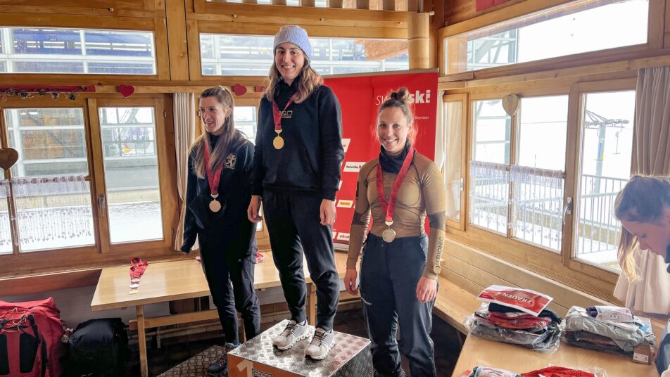 Schweizer Vizemeisterin Theres Altherr vom Skiclub Urnäsch, Schweizer Meisterin Nadine Langenegger vom SC Ulisbach und Janine Hurni vom SC Sörenberg. 