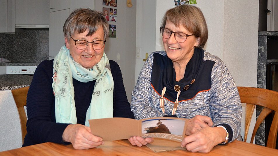 Die bisherige Geschäftsführerin Lydia Fässler (links) und ihre Nachfolgerin Gerlinde Neff freuen sich über ein Dankesschreiben.      (Bild: Claudia Manser)