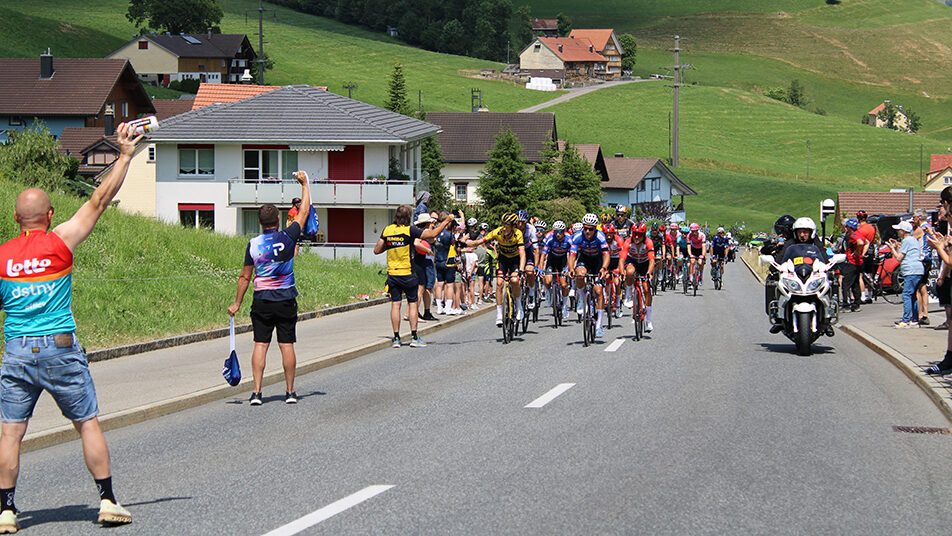 Auch im Gontenbad war die Durchfahrt der Tour de Suisse ein «Ereignis» – nicht nur für die Bewohnerinnen und Bewohner des Alterszentrums.   (Bilder: Vreni Peterer)