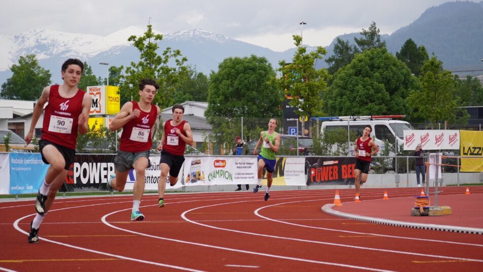 Die Herisauer Athleten beim 400m Lauf (von links): Valentin Mettler, Cedric Hug, Erwin Mettler und Samuel Raschle (alle im roten Trikot). (Bilder: zVg)
