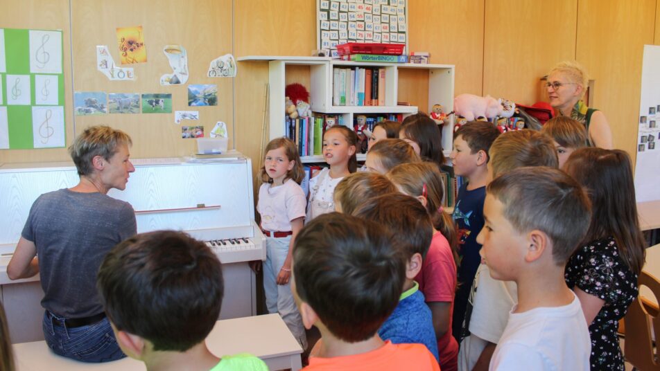 Als Dankeschön sangen die Schülerinnen und Schüler – von Lehrerin Susanne Wettstein am Klavier begleitet – ein paar Lieder.
