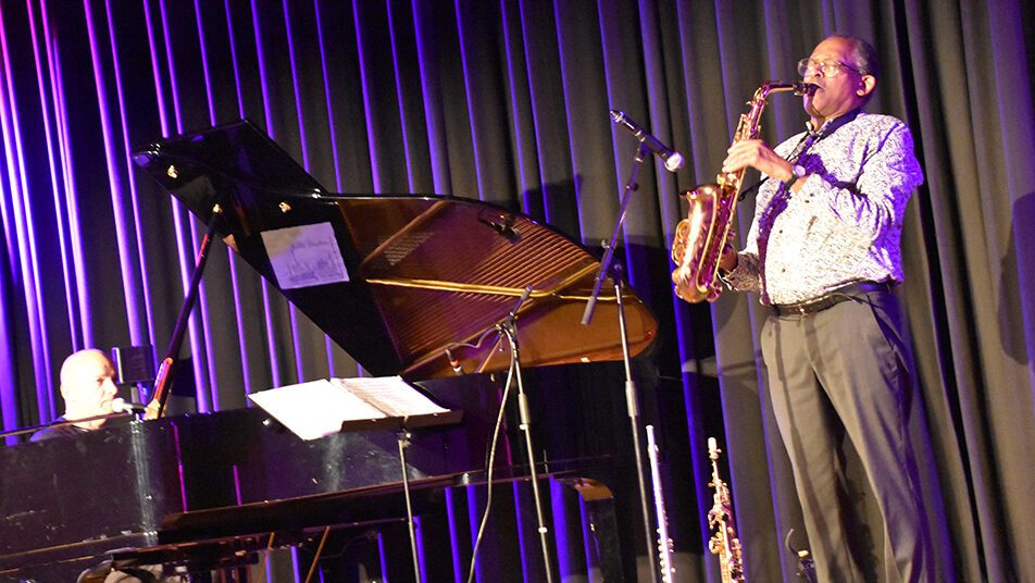 Entertainer Malcom Green und Pianist Marcel Schefer begeisterten mit ihrem breitgefächerten Programm in der Adventszeit.  (Bild: Isabelle Kürsteiner)