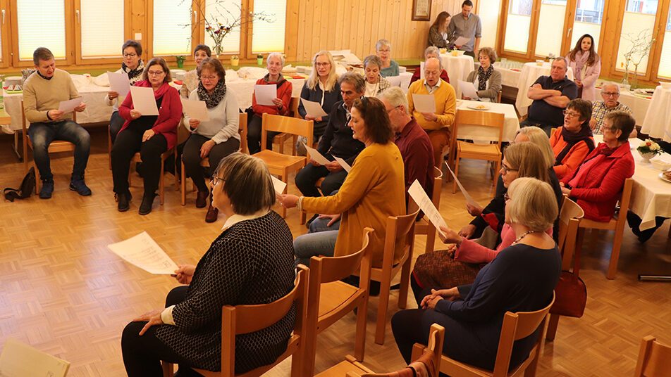 Der Chor über dem Bodensee bei der gemütlichen CD-Taufe. (Bilder: Iris Oberle)
