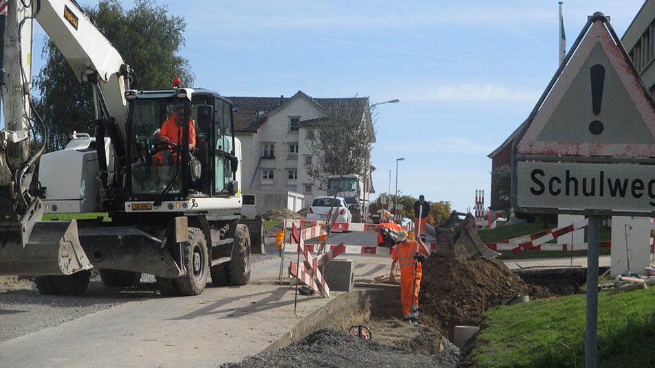 In Lachen (Walzenhausen) wird derzeit der letzte Abschnitt der von Wolfhalden herführenden Strasse saniert. Das Begehen des Schulwegs erfordert bis auf weiteres besondere Vorsicht.  (Bild: Peter Eggenberger)