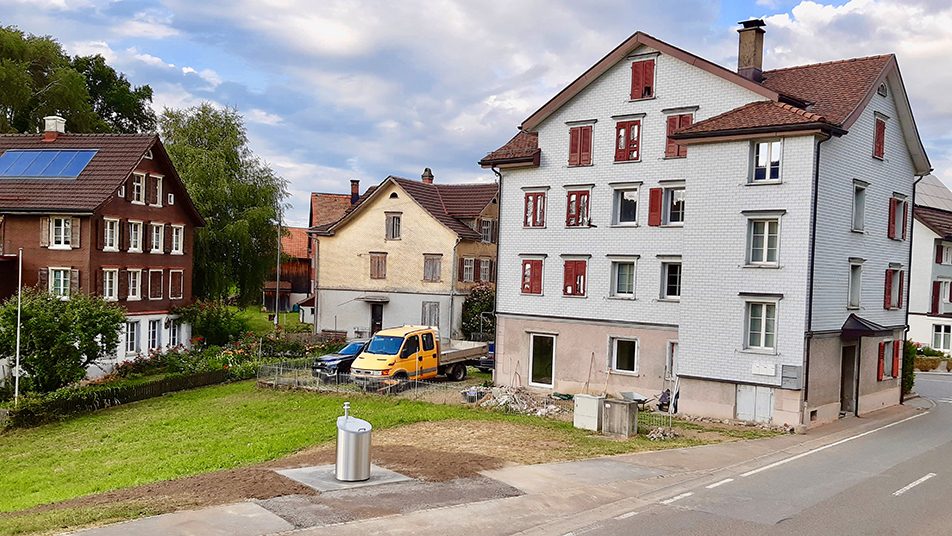 Der neue Unterflurbehälter bei der PostAuto-Haltestelle im Oberen Leuchen in Walzenhausen.   (Bild: zVg)