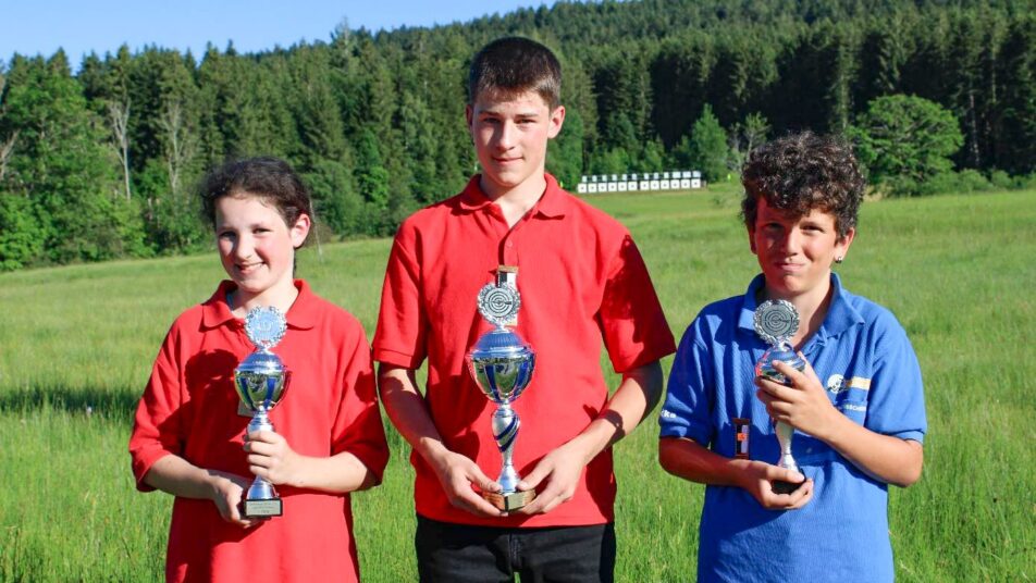 Das Siegertrio bei den Jugendschützen (von links): Zweite Jasmin Graf, Sieger Martin Graf, Dritter Pascal Rüegg.