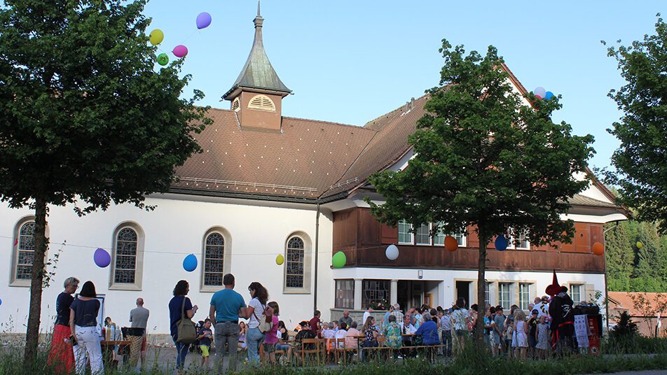 Impressionen von der «Geburtstagsparty» für die 110-jährige Kirche in der Zürchersmühle. (Bilder: zVg)