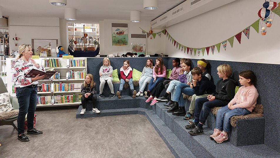 Daniela Lendenmann präsentierte in der Volksbibliothek den Kindern ihr Singbuch «I tue mir Guets».  (Bilder: Angela Haldimann)