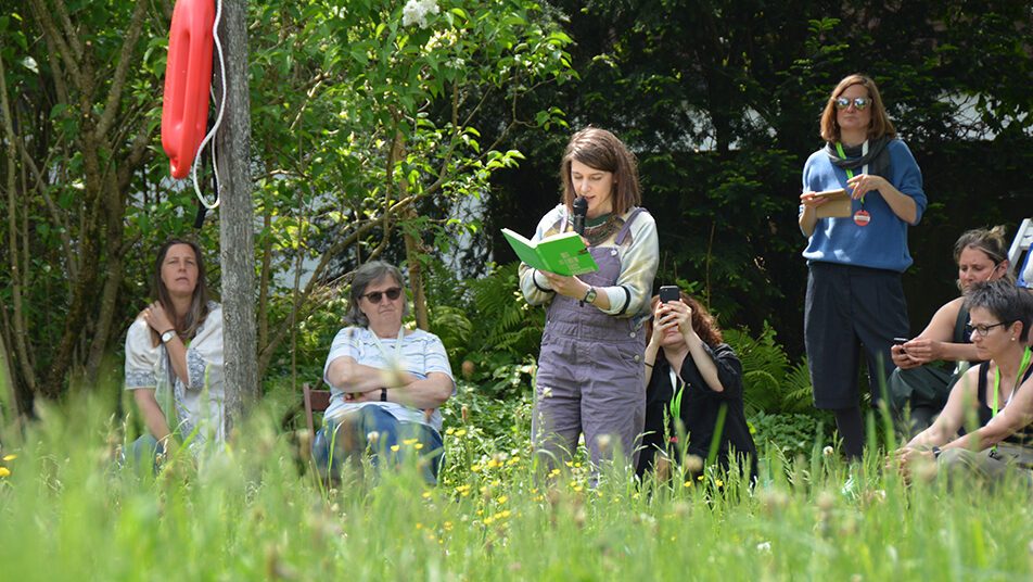 Anaïs Meier las in Fässlers Garten aus ihrem Roman «Mit einem Fuss draussen».