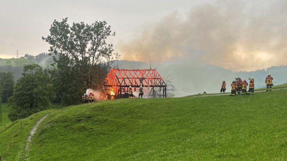 In Hundwil wurde ein Stall zum Raub der Flammen. (Bilder: kar)