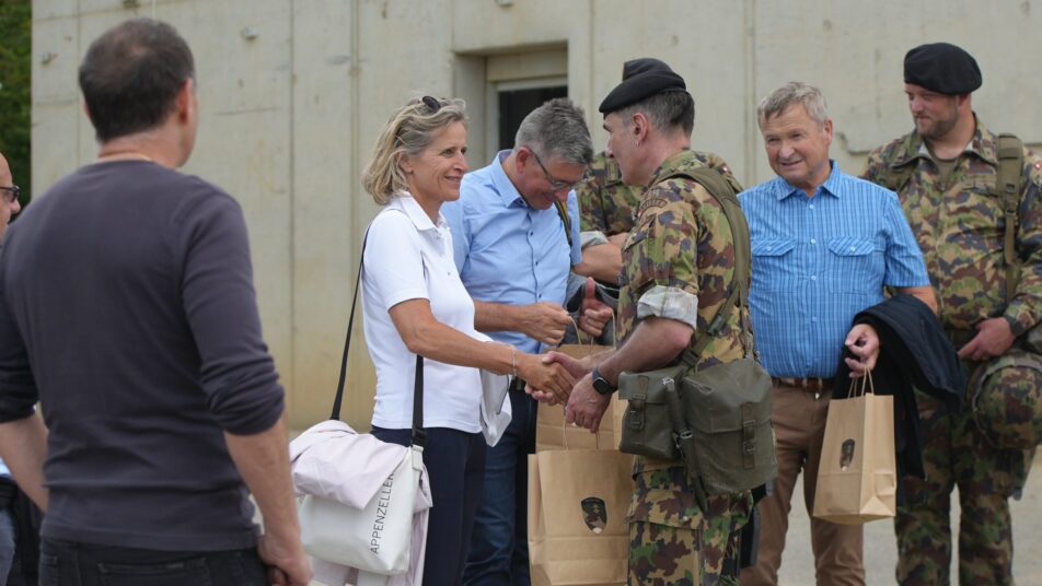 Bataillonskommandant Heinz Bernhard überreicht Regierungsrätin Katrin Alder das traditionelle Geschenk vonseiten des Bataillons. (Bilder: Panzersappeurbataillon 11 / Dario Blätter)