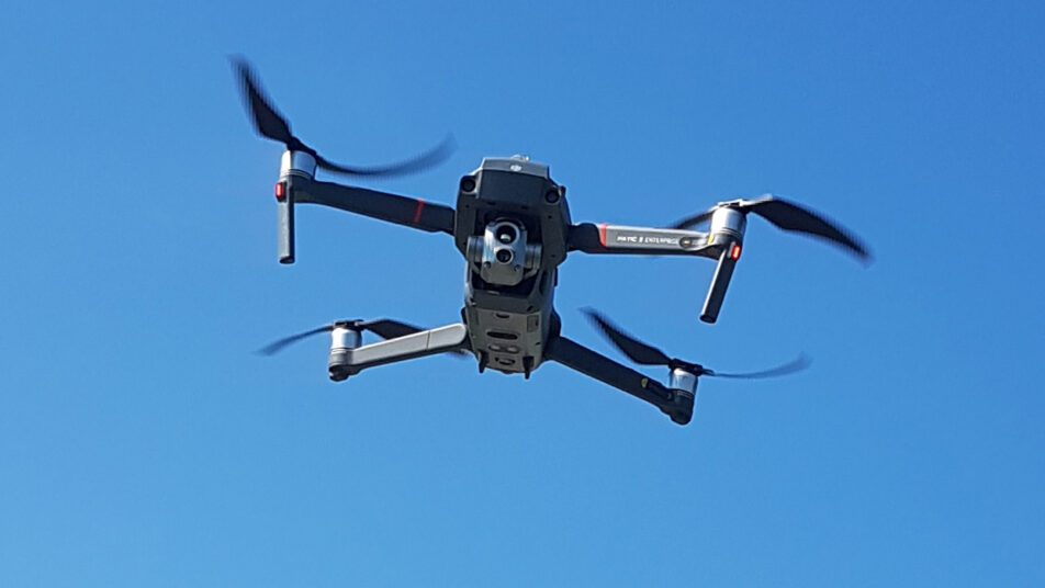 Mit Hilfe der Drohnen sollen Rehkitze gerettet werden. (Bild: zVg)