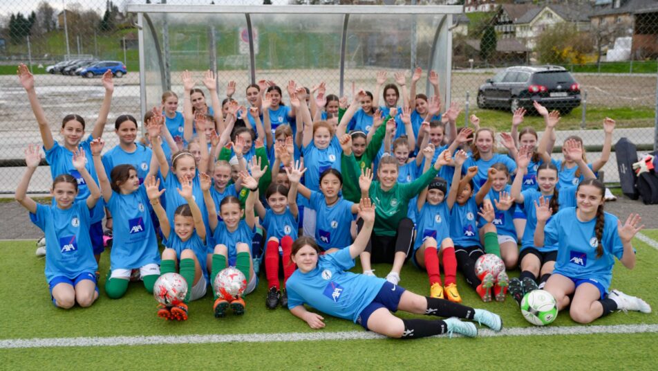 FCSG-Stürmerin Géraldine Ess besuchte die 43 Juniorinnen der St. Galler Juniorinnen-Gruppierung bei ihrem ersten gemeinsamen Fussballcamp. (Bilder: zVg)