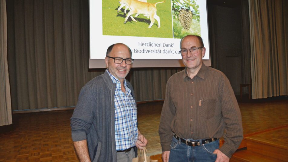 Der Vereinspräsident Koni Meier (rechts) und Walter Tanner, Bieneninspektor und Präsident des Bienenzüchtervereins Hinterland, der nach der HV referierte. (Bilder: Claudia Manser)