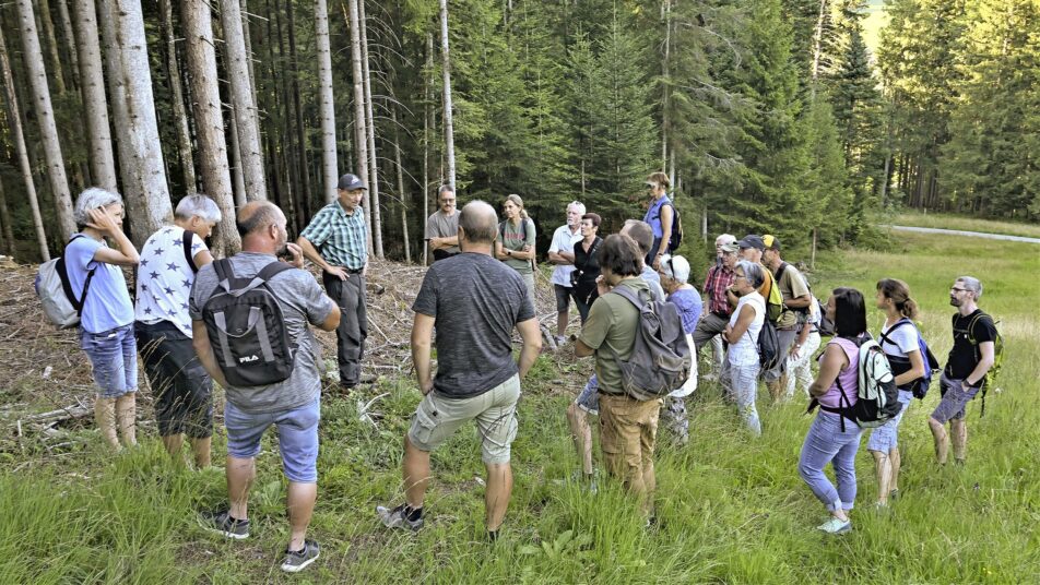Manfred Hutter gibt Einblick in die Pflege und Nutzung des Waldes. (Bild: Hansjürg Hörler)