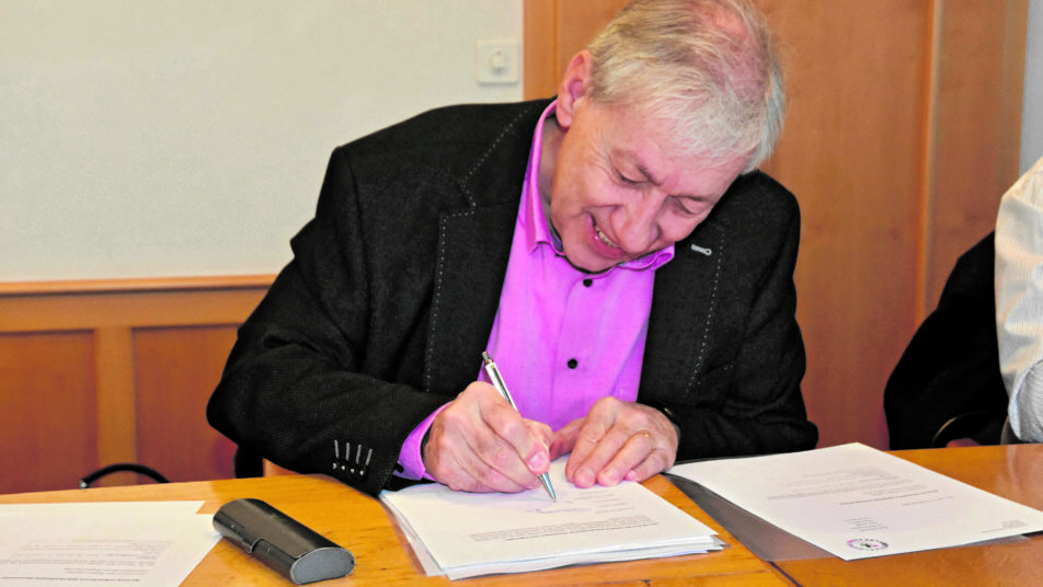 Jean-Claude Kleiner unterzeichnet das Dokument, mit dem der Rückzug der Initiative offizialisiert wird. (Bilder: Lukas Pfiffner)