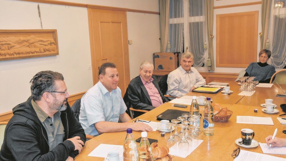Sie informieren über den Rückzug der Initiative: Marcel Walker, Edgar Bischof, Jean-Claude Kleiner, Siegfried Dörig und Inge Schmid (von links). (Bild: Lukas Pfiffner)