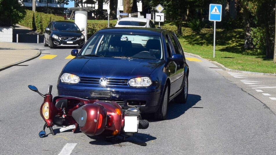 Der Motorradfahrer musste nach der Kollision verarztet werden. (Bild: kar)