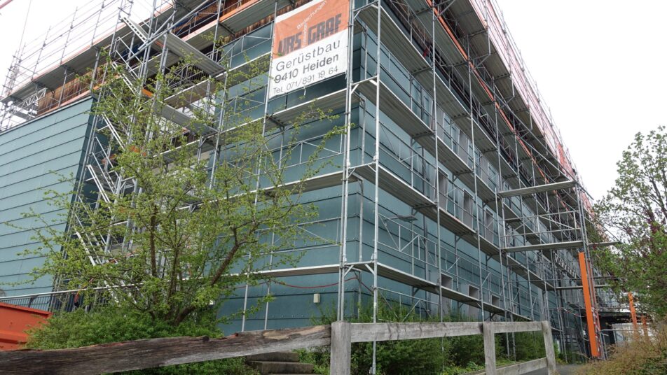 Das 31 Jahre alte BZ-Gebäude in Heiden steckt bis auf weiteres im Baugerüst. Grund sind Dach-Sanierungsarbeiten. (Bild: Peter Eggenberger)