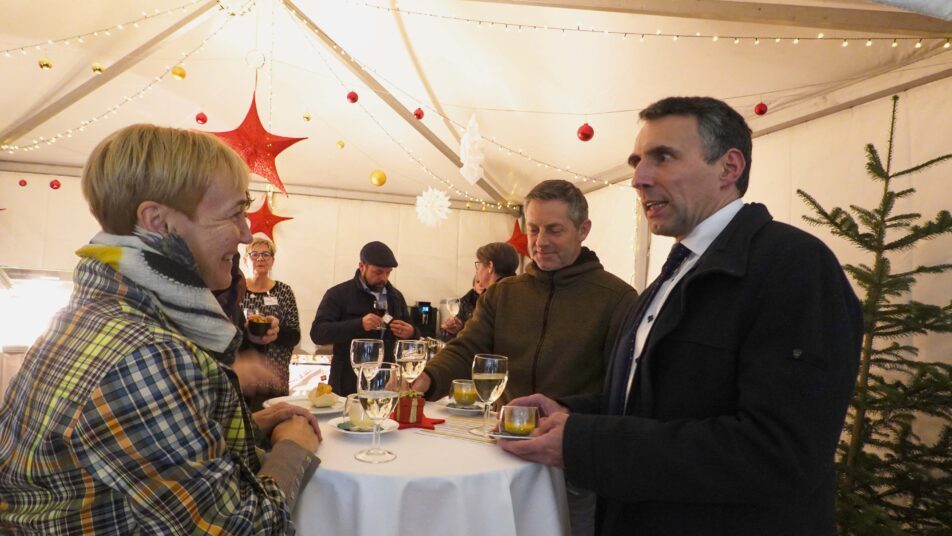 Robert Diethelm (rechts) im Gespräch mit den Oberegger Vertretern Monika Rüegg Bless und Hannes Bruderer. (Bild: Rolf Rechsteiner)