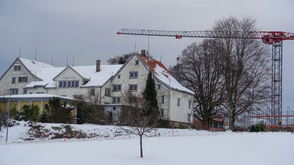 Der Baukran im Nord gilt nicht dem gleichnamigen Hotel, sondern der benachbarten Baustelle, wo Eigentumswohnungen entstehen. (Bild: Peter Eggenberger)